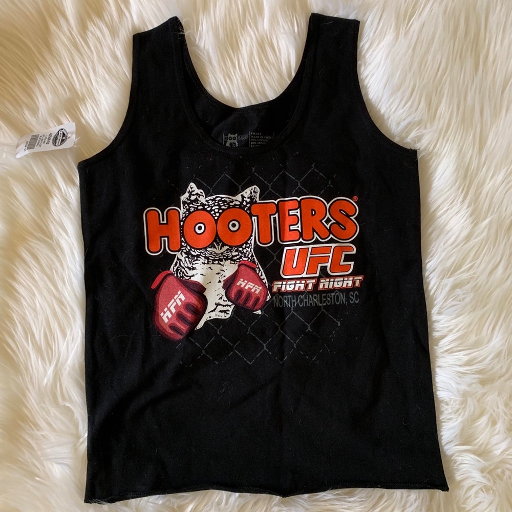 Hooters tank top
